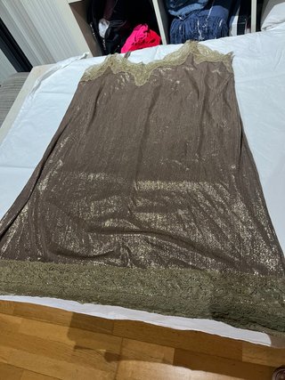 Camiseta marrón y dorada con encaje