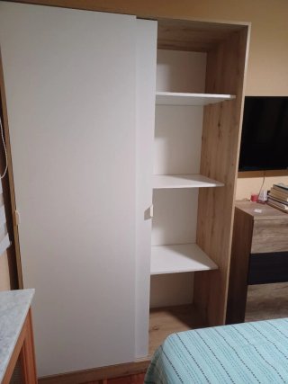 Armario puertas correderas madera y puertas blanca