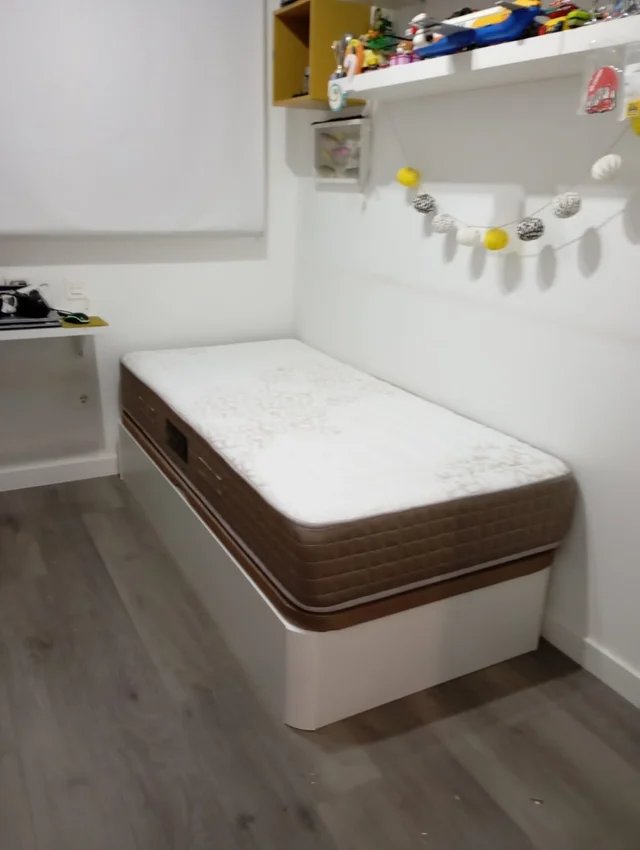 Canapé a ribalta con materasso incluso. Ideale per sfruttare lo spazio di archiviazione.
