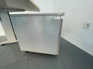 Scrivania con cassettiera beige e grigia