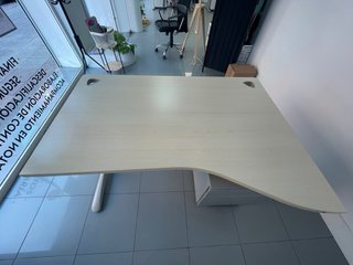 Scrivania con cassettiera beige e grigia