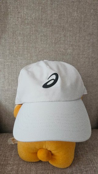 Gorra blanca Asics