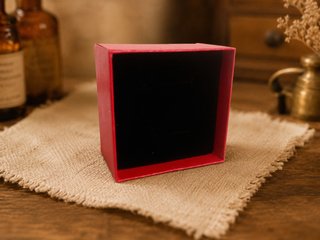 Scatola rossa per gioielli con fiocco