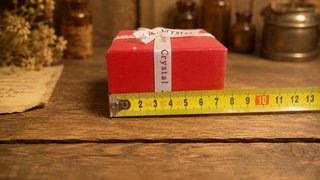 Scatola rossa per gioielli con fiocco