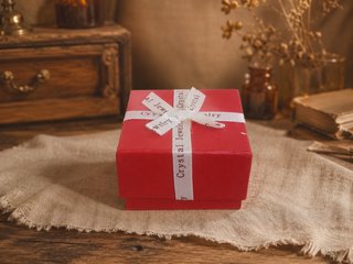 Scatola rossa per gioielli con fiocco