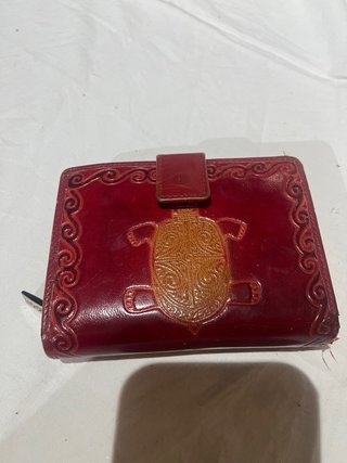 Cartera de piel roja