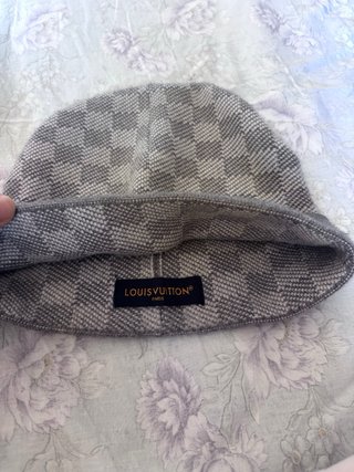 Berretto Louis Vuitton a scacchi grigio
