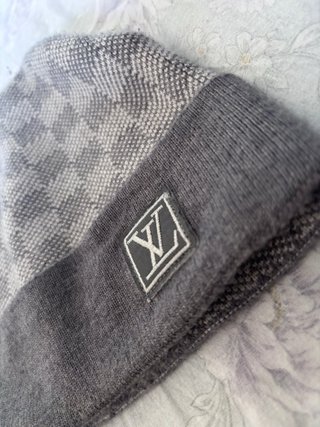 Berretto Louis Vuitton a scacchi grigio