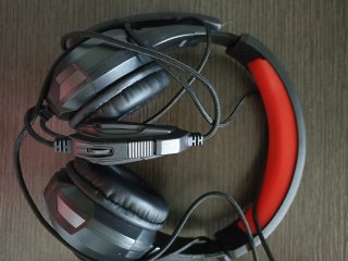 Cascos gaming negros y rojos