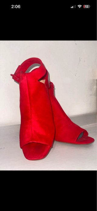 Zapatos de tacón rojos