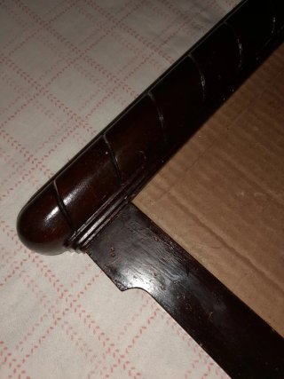 Marco antiguo de madera oscuro