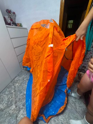 Tienda de campaña naranja