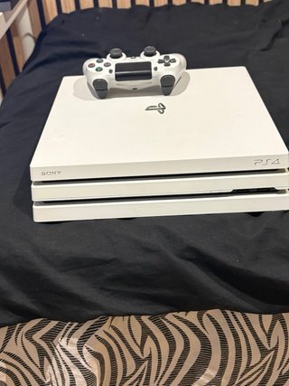 Consola PS4 Pro Blanca + 4Juegos + 1 mandl