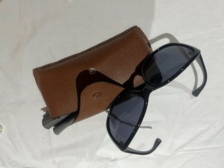 Gafas de sol negras y grises