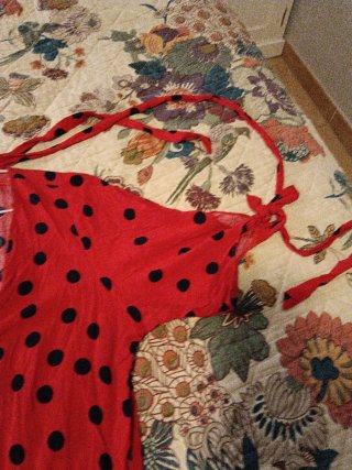 Vestido corto rojo lunares