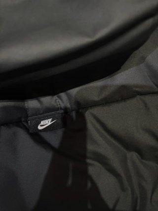 Chaqueta Nike Negra con Capucha Techwear