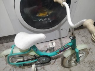 Bicicleta infantil azul y blanca