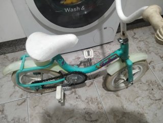 Bicicleta infantil azul y blanca