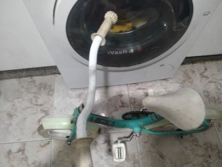 Bicicleta infantil azul y blanca