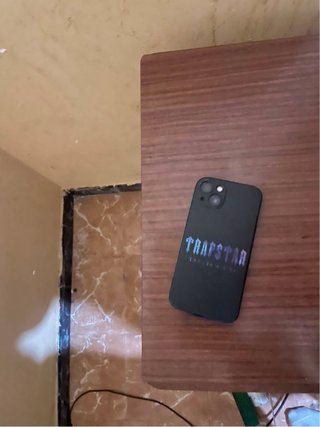 iPhone 13 Negro con funda Trapstar