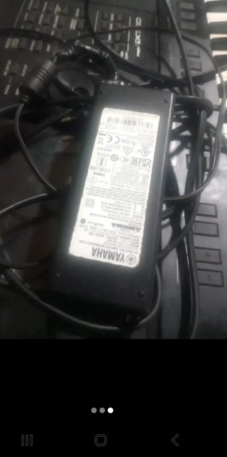 Teclado Yamaha PSR-SX700 a funcionar