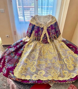 Vestido de Fallera Burdeos con Detalles Dorados