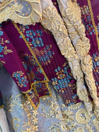 Vestido de Fallera Burdeos con Detalles Dorados