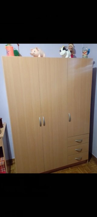 Armario de madera beige y marrón