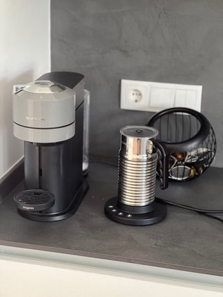 Cafetera Nespresso Vertuo Next Gris