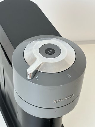 Cafetera Nespresso Vertuo Next Gris