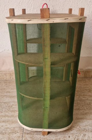 Fresquera o despensa de madera y malla vintage