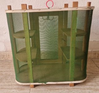 Fresquera o despensa de madera y malla vintage