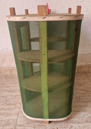 Fresquera o despensa de madera y malla vintage