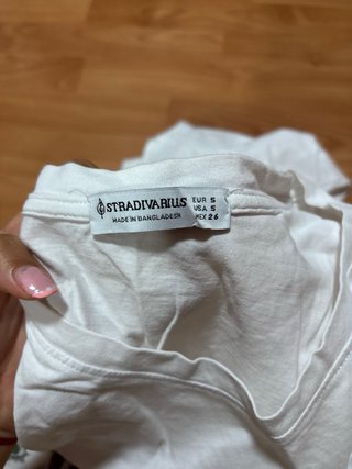 Camiseta blanca con estampado dorado