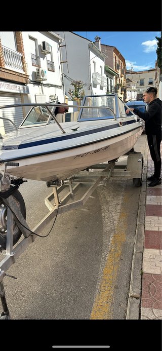 Barco fueraborda con remolque