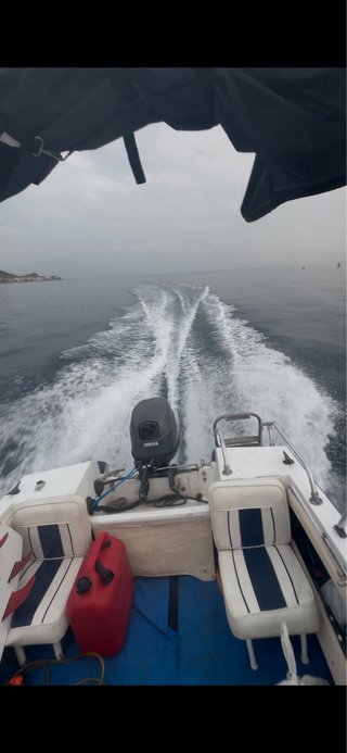 Barco fueraborda con remolque