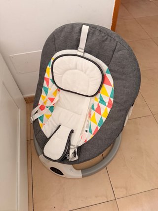 Mecedora infantil gris con estampado