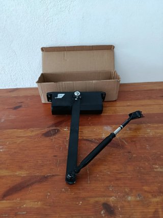 Cerrador de puertas negro