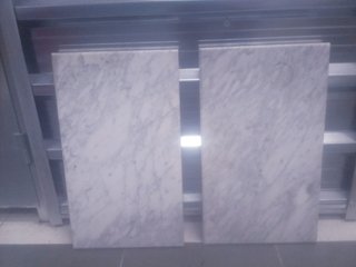Dos losas de mármol blanco