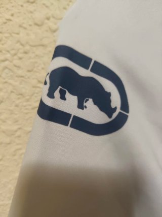 Camiseta Ecko Unltd azul marino y Blanca