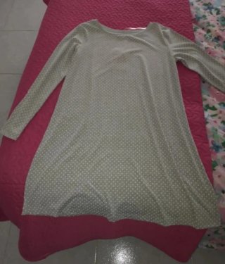 Vestido gris con lunares blancos