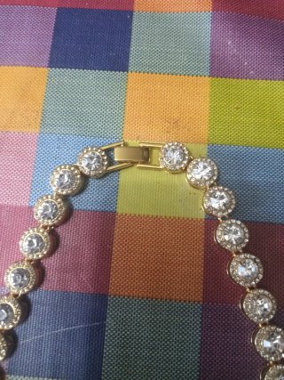 Collar da donna con cristalli e metallo dorato