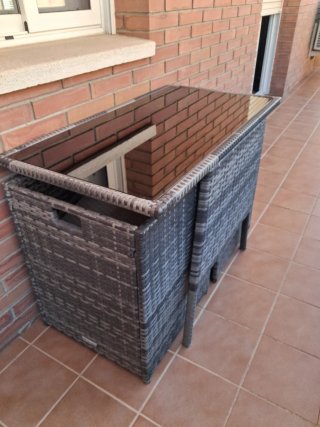 Mesa y sillas de terraza ratán cristal