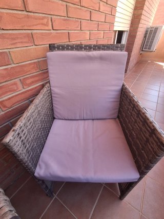 Mesa y sillas de terraza ratán cristal