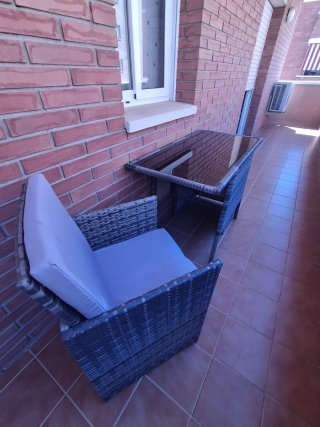 Mesa y sillas de terraza ratán cristal