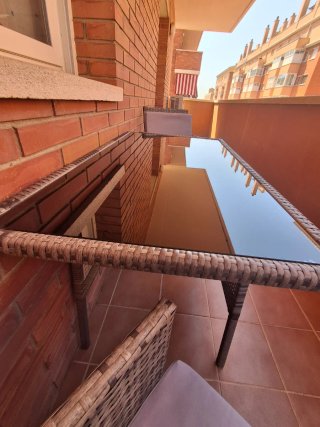 Mesa y sillas de terraza ratán cristal