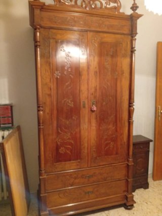 Armadio antico in legno di noce intagliato