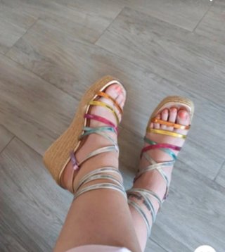 Sandalias de cuña multicolor y doradas,7 cm