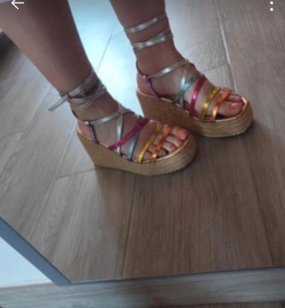 Sandalias de cuña multicolor y doradas,7 cm