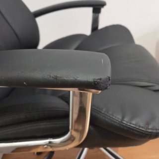 Silla de oficina tipo gaming negra